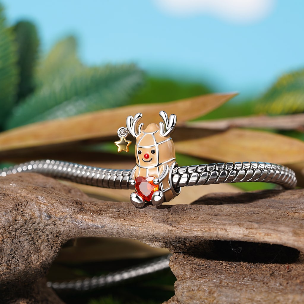 Gnoce Peanut Reindeer Embraces Heart Charm_4