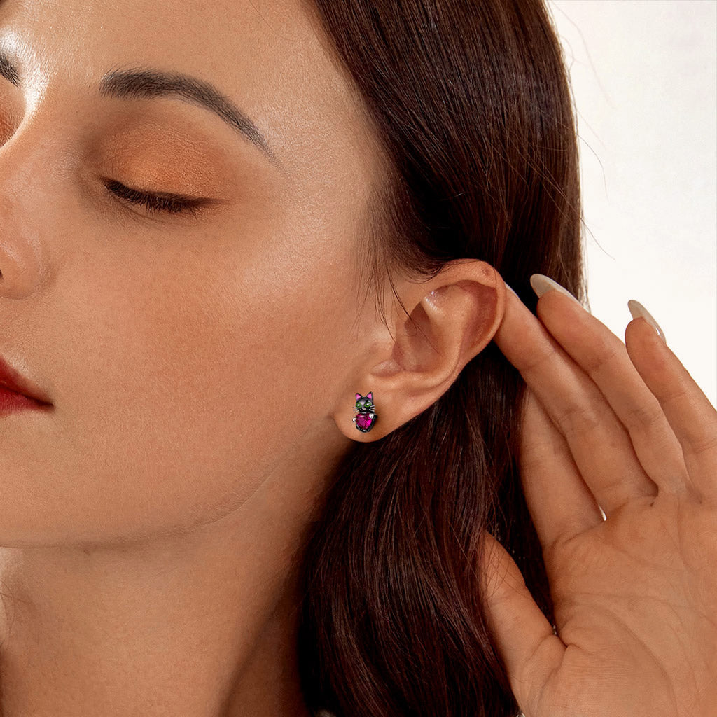 Gnoce Black Cat Embrace Heart Stud Earrings_3