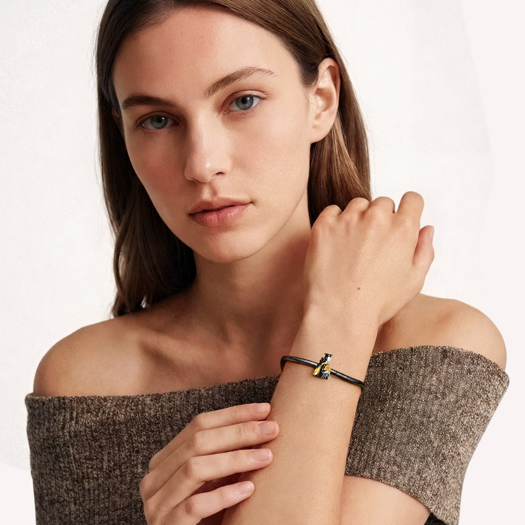 Gnoce Graduation Season Holding Sunflower Charm_4