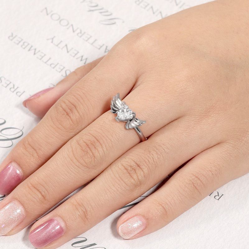 Anillo de alas de corazón