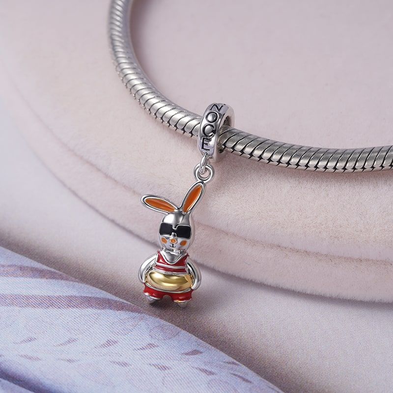 Charm Colgante de Conejo Navideño