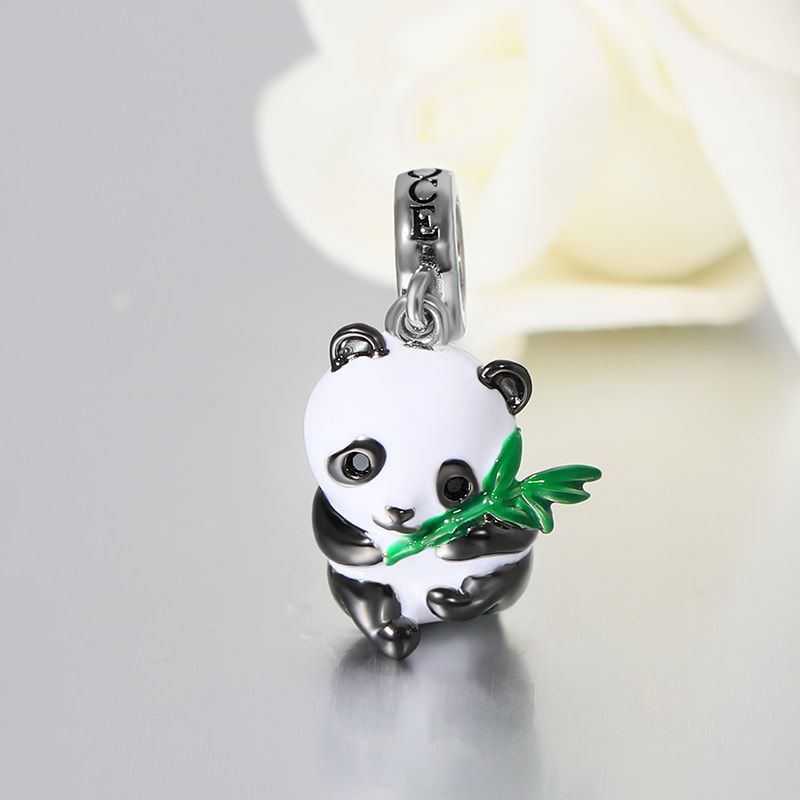 Panda Abrazando Charm De Bambú