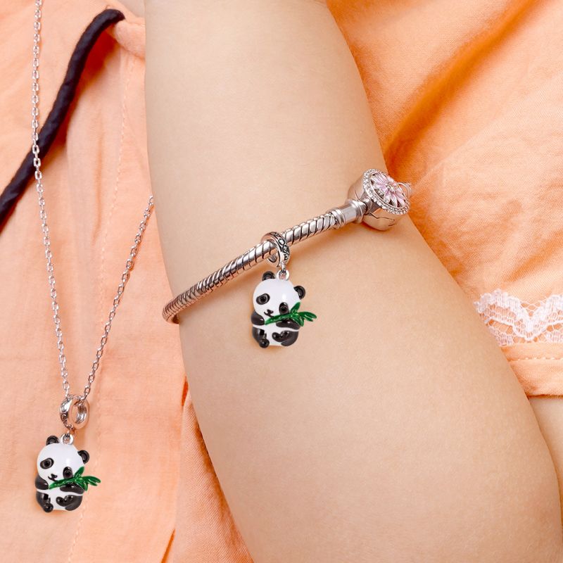Panda Abrazando Charm De Bambú