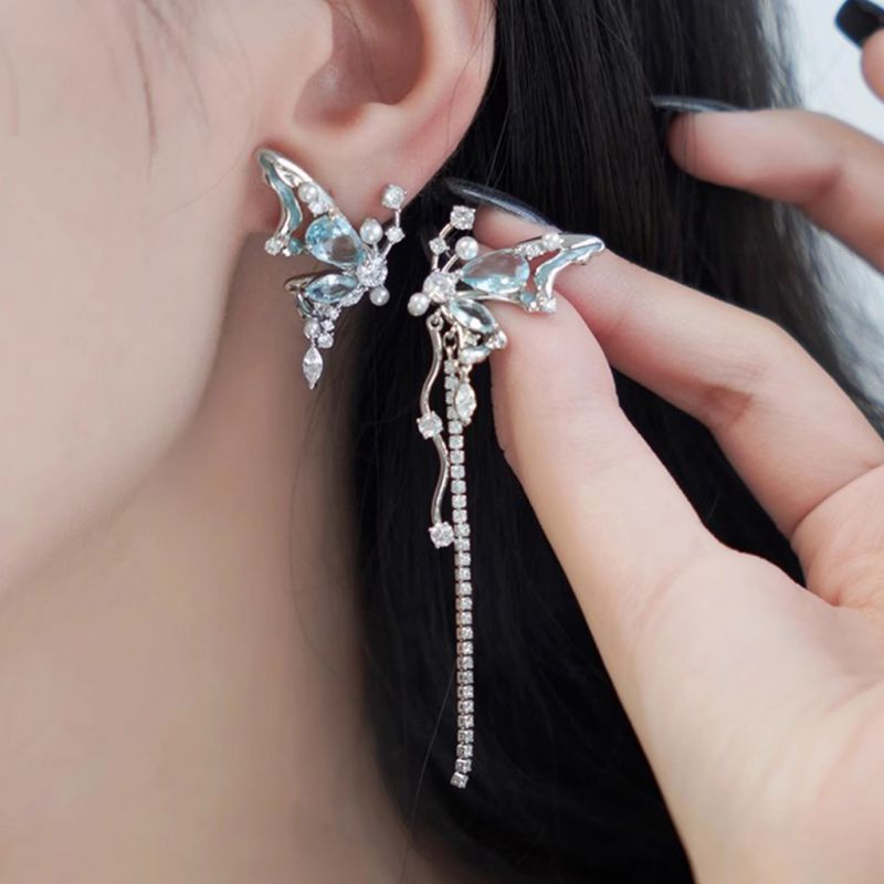 Clips de Oreja Asimétricos Borla Mariposa
