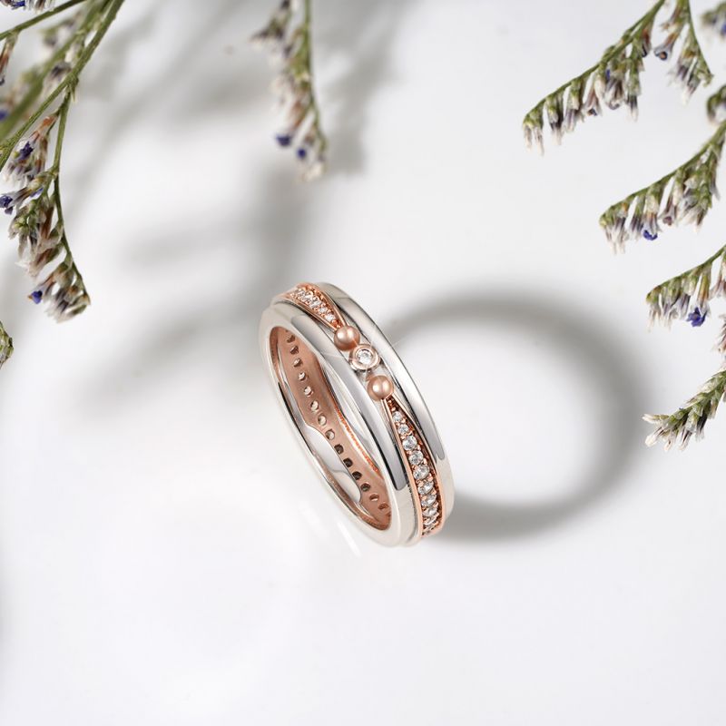 Anillo de Oro Rosa con Diamantes Lineales
