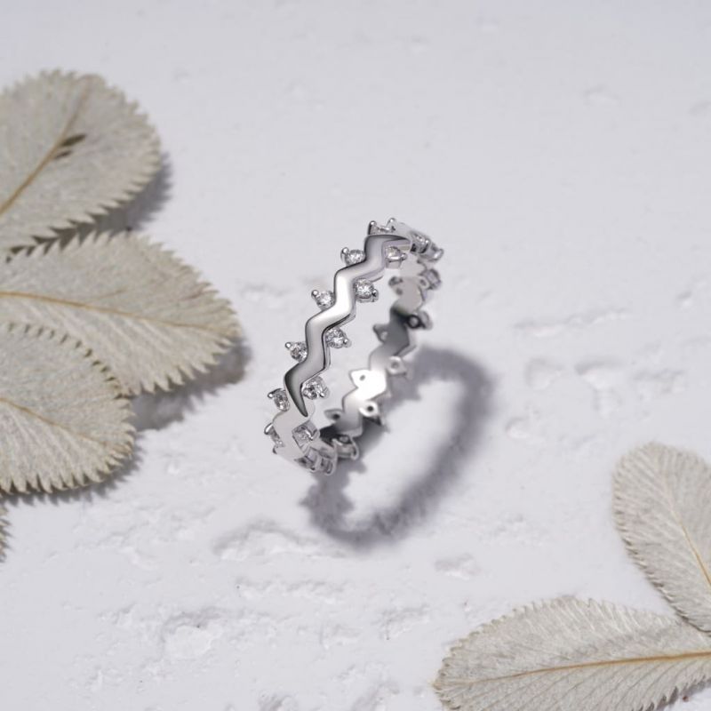 Anillo con Banda Ondulada Lisa Brillante