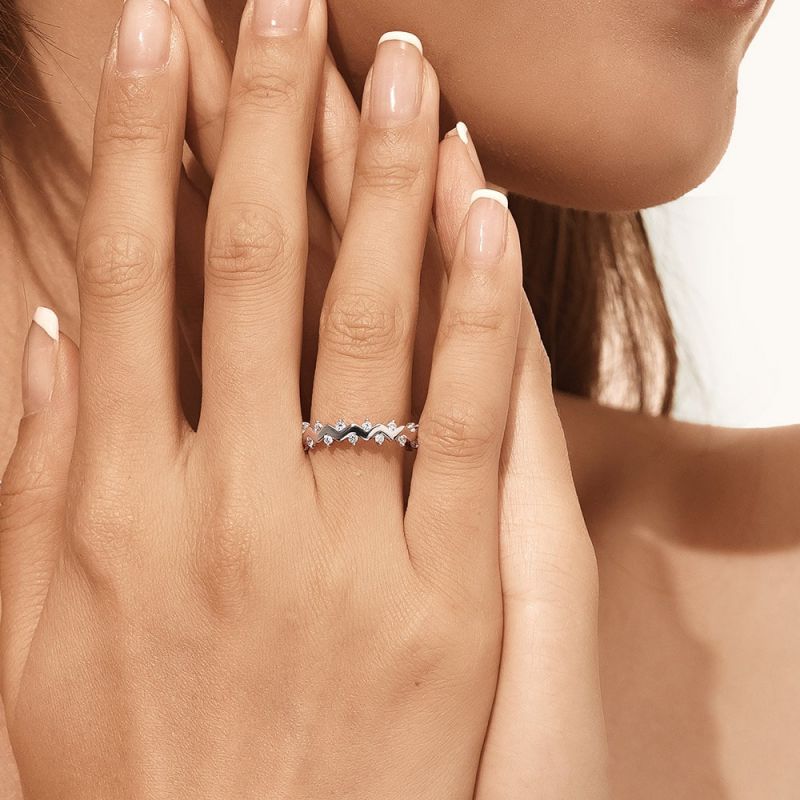 Anillo con Banda Ondulada Lisa Brillante