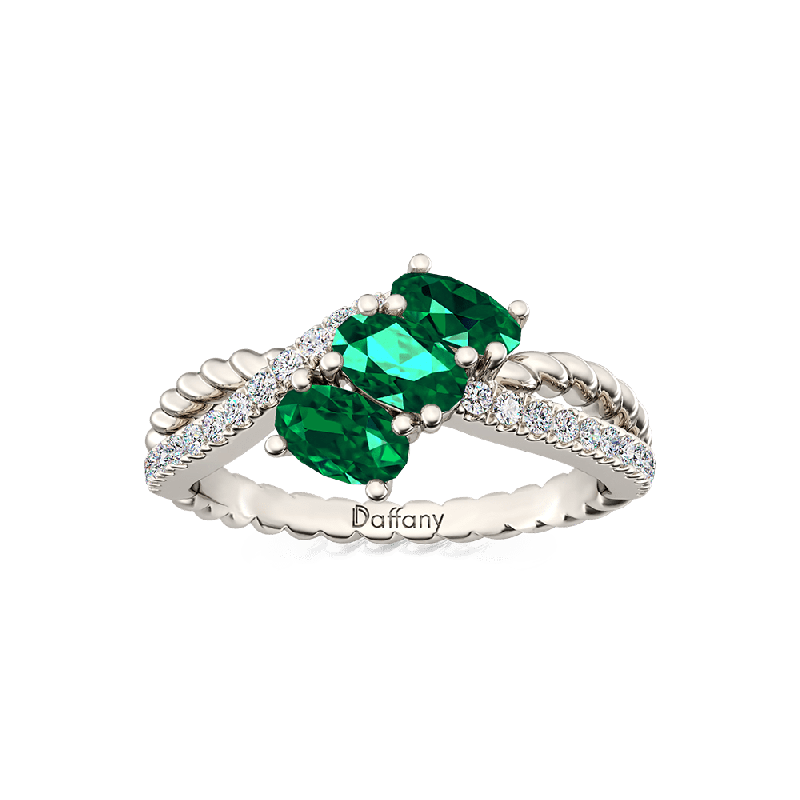 Anillo Infinito Torcido Esmeralda Ovalada