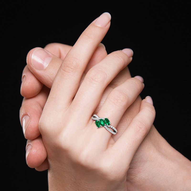 Anillo Infinito Torcido Esmeralda Ovalada