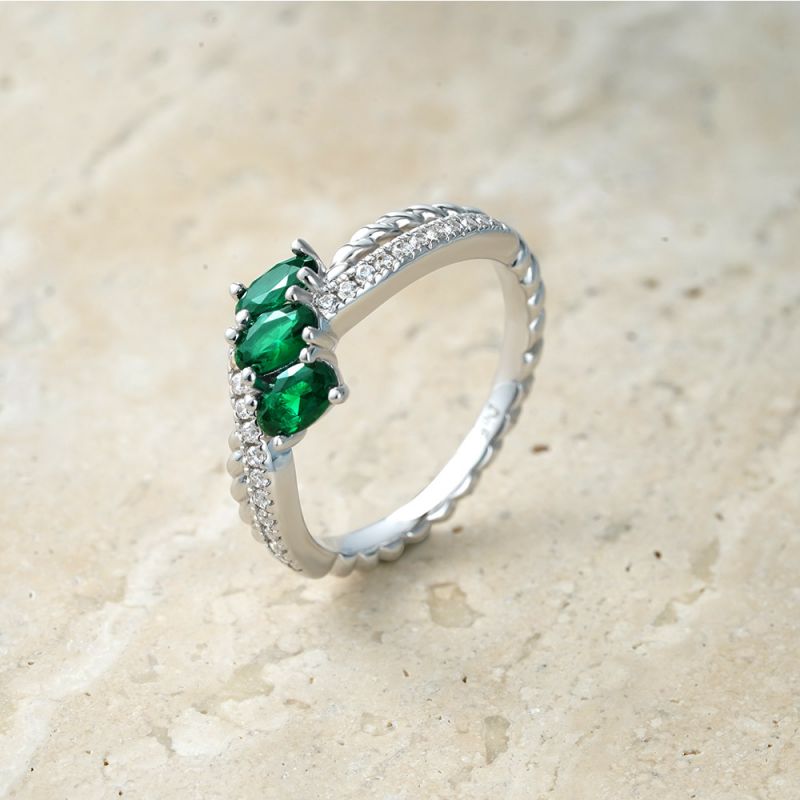 Anillo Infinito Torcido Esmeralda Ovalada
