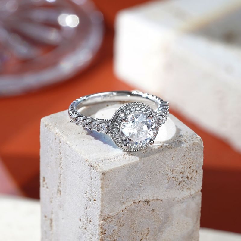 Anillo Milgrain Vintage con Halo de Corte Redondo