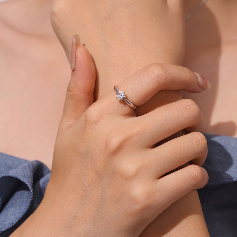 Anillo de Moissanita VVS con Halo Redondo de 1Ct Clásico