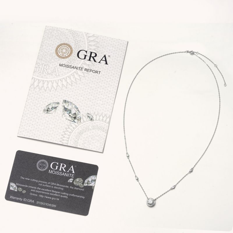 Collar de Estación con Marco Redondo de Moissanite