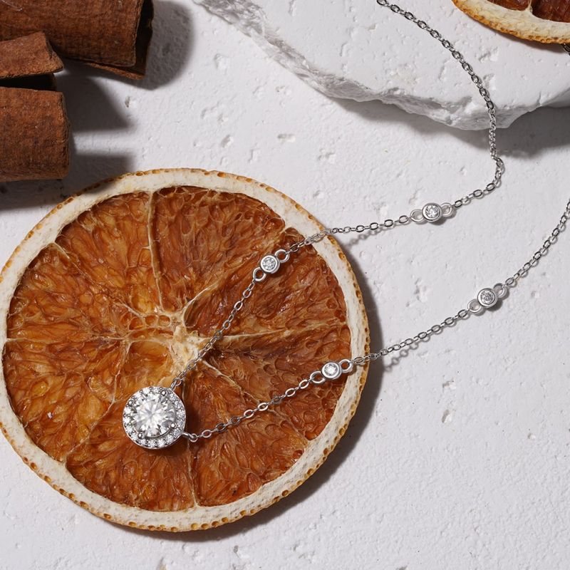 Collar de Estación con Marco Redondo de Moissanite