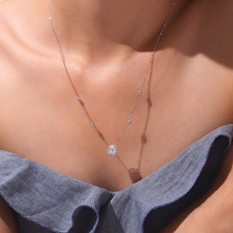 Collar de Estación con Marco Redondo de Moissanite