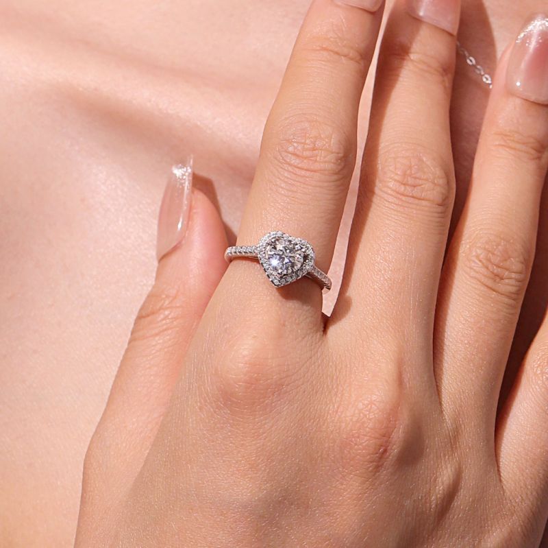 Anillo de Compromiso VVS Moissanite con Corazones Brillantes