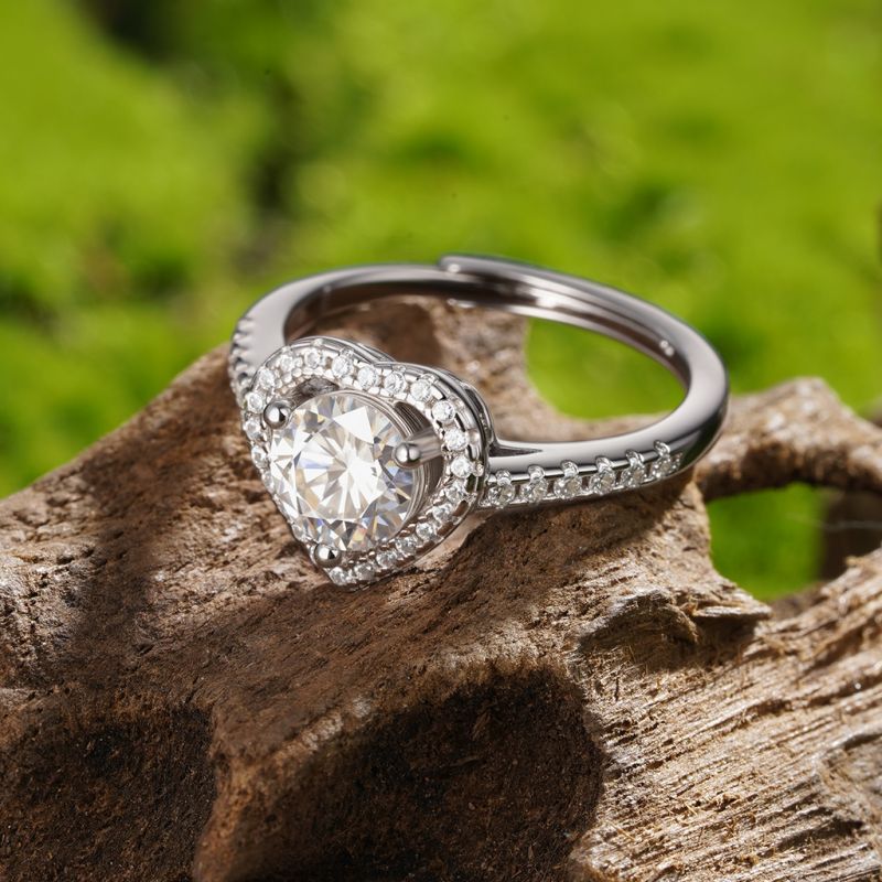 Anillo de Compromiso VVS Moissanite con Corazones Brillantes
