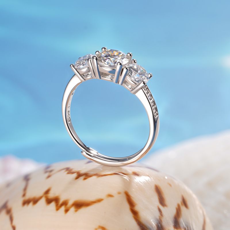 Anillo de Tres Piedras de Moissanite VVS de 0.7 Ct