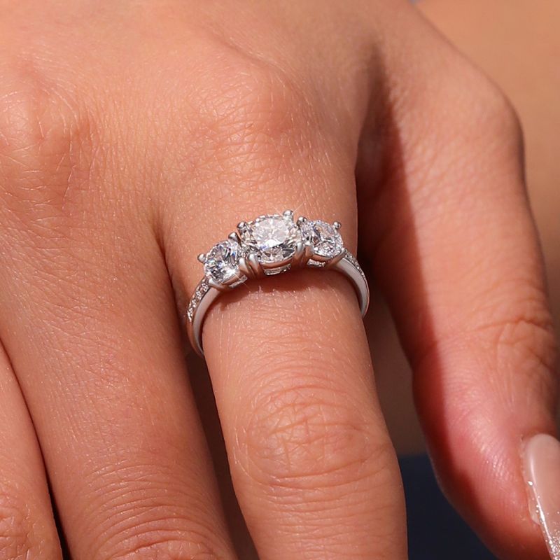 Anillo de Tres Piedras de Moissanite VVS de 0.7 Ct