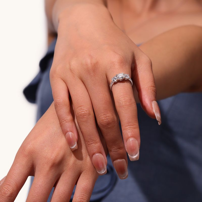 Anillo de Tres Piedras de Moissanite VVS de 0.7 Ct