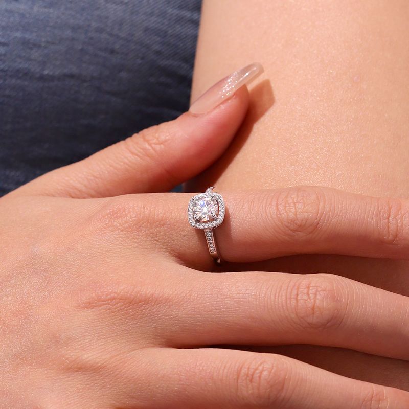 Anillo de Compromiso Halo Clásico de Moissanite VVS