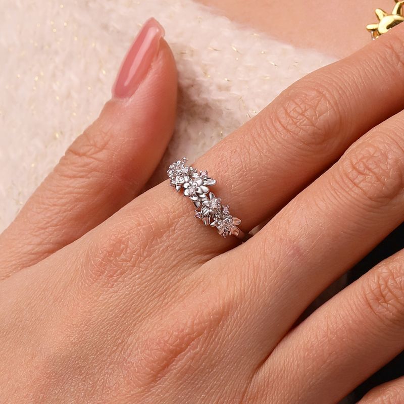 Anillo de Racimo de Flores Delicadas