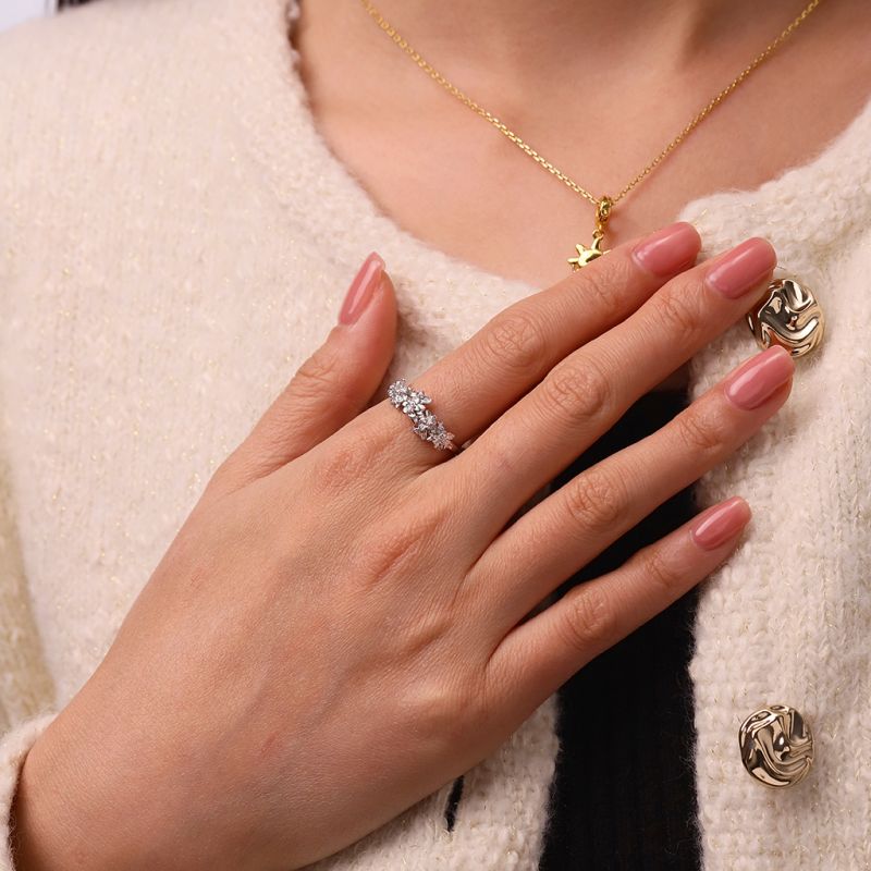 Anillo de Racimo de Flores Delicadas