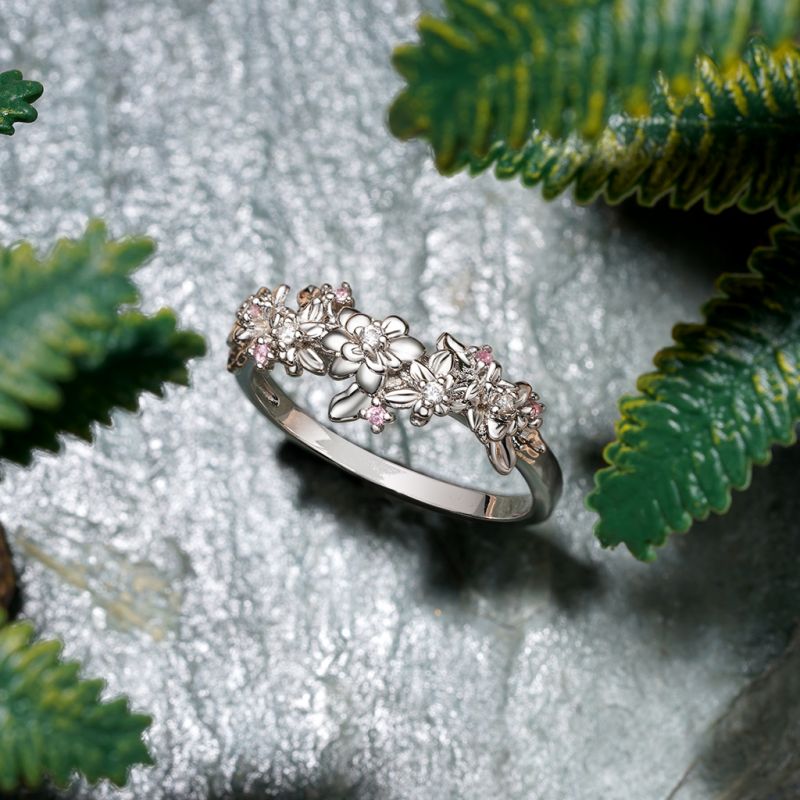 Anillo de Racimo de Flores Delicadas