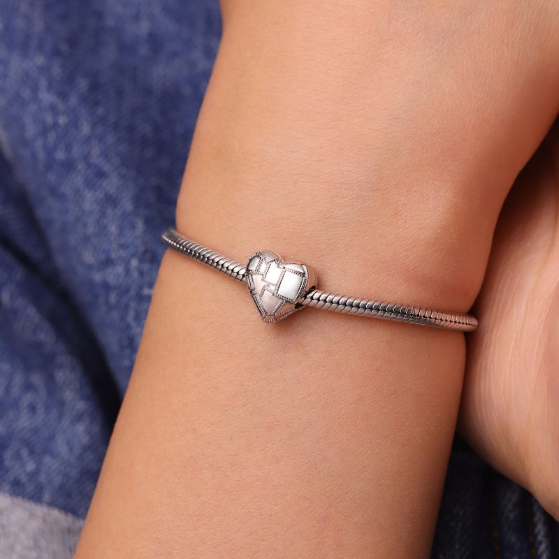 Charm de Corazón con Textura Plateada Metálica