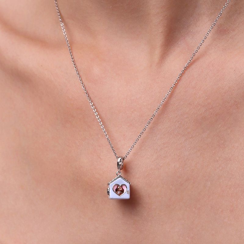 Colgante De Teddie En Una Casa